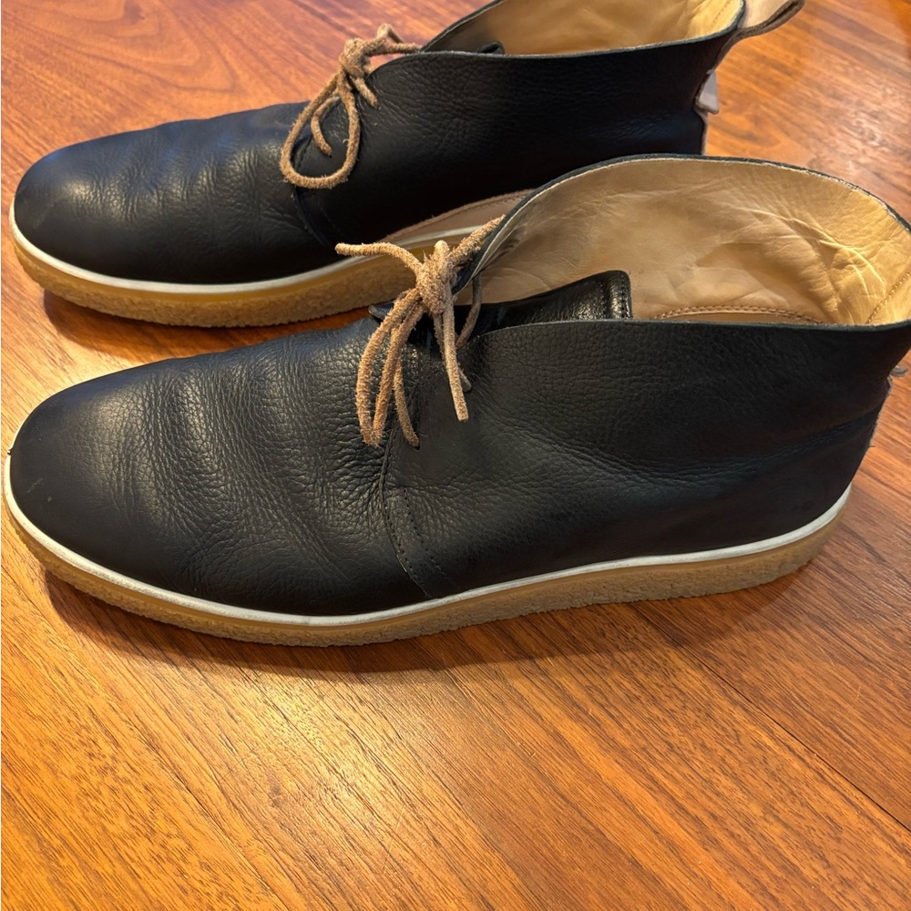 Black Leather Men's ECCO chukkas.